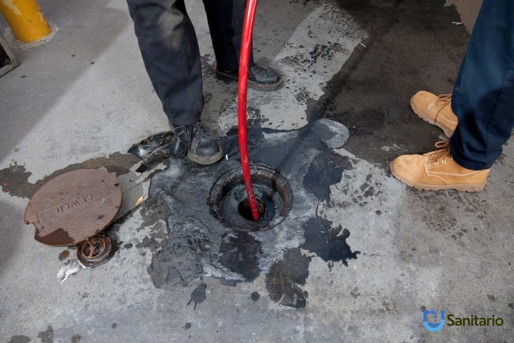 Destape con máquina o hidrojet: qué método conviene según la obstrucción